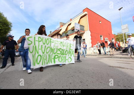 Mondragone, Italia. Xiii oct, 2013. 'Marcia per la vita", la protesta del popolo contro la camorra, i rifiuti tossici e la combustione di rifiuti il 13 ottobre 2013. Foto Stock