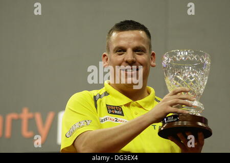 Dublino,. Xiii oct, 2013. PDC Party Poker World Grand Prix Freccette - La finale: Dave Chisnall perso 6-0 al 11 volte campione Phil Taylor al Cirtwest Hotel, Dublino, Irlanda Credito: Michael Cullen/Alamy Live News Foto Stock