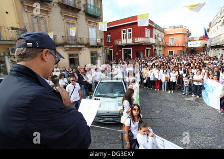 Mondragone, Italia. Xiii oct, 2013. 'Marcia per la vita", la protesta del popolo contro la camorra, i rifiuti tossici e la combustione di rifiuti il 13 ottobre 2013. Foto Stock