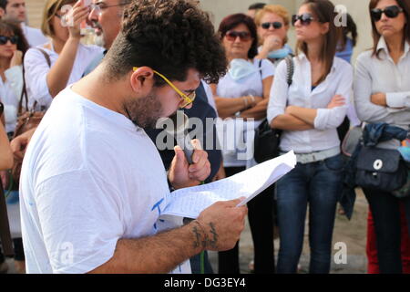Mondragone, Italia. Xiii oct, 2013. 'Marcia per la vita", la protesta del popolo contro la camorra, i rifiuti tossici e la combustione di rifiuti il 13 ottobre 2013. Foto Stock