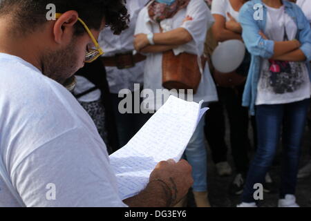 Mondragone, Italia. Xiii oct, 2013. 'Marcia per la vita", la protesta del popolo contro la camorra, i rifiuti tossici e la combustione di rifiuti il 13 ottobre 2013. Foto Stock