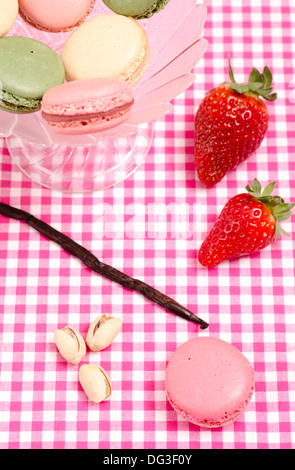 Fragole e rosso francese macarons Foto Stock