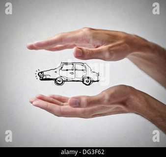 Due mani proteggere lo schizzo di un automobile Foto Stock