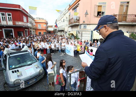 Mondragone, Italia. Xiii oct, 2013. 'Marcia per la vita", la protesta del popolo contro la camorra, i rifiuti tossici e la combustione di rifiuti il 13 ottobre 2013. Foto Stock