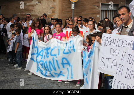 Mondragone, Italia. Xiii oct, 2013. 'Marcia per la vita", la protesta del popolo contro la camorra, i rifiuti tossici e la combustione di rifiuti il 13 ottobre 2013. Foto Stock