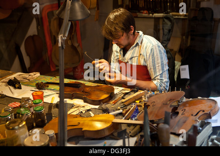 Un Liutaio e Restauratore nel suo laboratorio Foto Stock