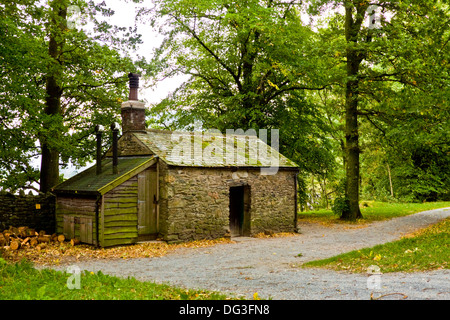 Holme legno Bothy situato sulla riva di Loweswater nel distretto del lago Foto Stock