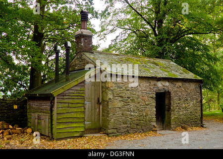 Holme legno Bothy situato sulla riva di Loweswater nel distretto del lago Foto Stock