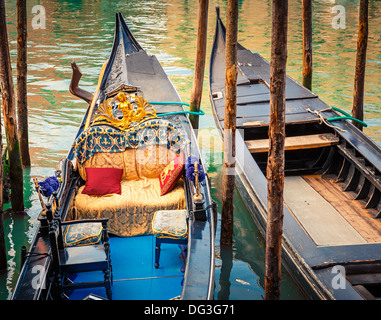 Gondole sul canale di Venezia Foto Stock