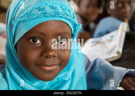 Il Senegal, Touba. Giovane ragazza a Al-Azhar madrasa, una scuola di studi islamici. Foto Stock