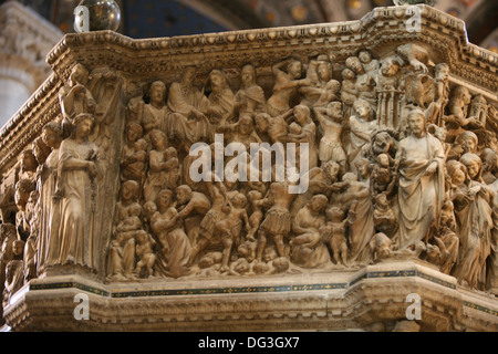Dettaglio dal pulpito del Duomo di Siena - scolpita da Nicola Pisano Foto Stock