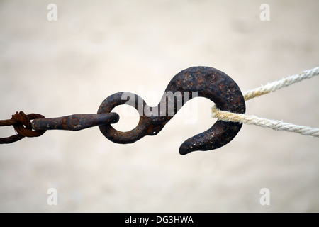 Girato a colori di un gancio arrugginito e una corda Foto Stock