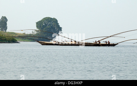 La flottiglia di pescherecci che lavorando insieme con poli estesa a strascico Reti sul Lago Kivu in Ruanda Africa centrale Foto Stock