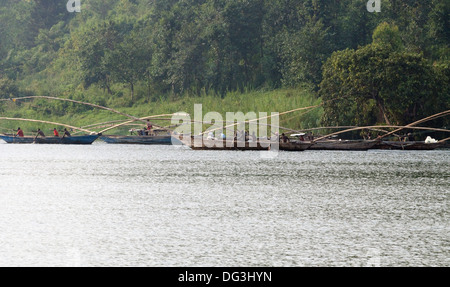 La flottiglia di pescherecci che lavorando insieme con poli estesa a strascico Reti sul Lago Kivu in Ruanda Africa centrale Foto Stock