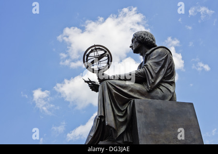 Nicolaus Copernicus Monumento a Varsavia contro un cielo blu, Polonia Foto Stock