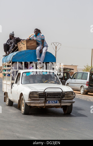 Il Senegal, Touba. Sicurezza veicolari. N. di cinture di sicurezza; senza posti a sedere! Foto Stock