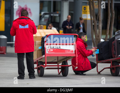 Facchini a due terminali, l'aeroporto di Heathrow di Londra, Regno Unito. Foto Stock