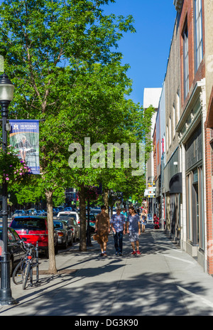 Gli studenti a piedi lungo la strada principale del centro cittadino di Bozeman, Montana, USA Foto Stock