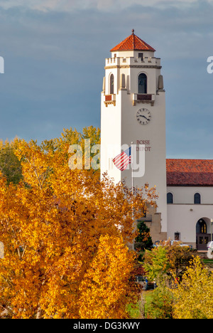 I colori dell'autunno circondano il deposito ferroviario storico a Boise Idaho Foto Stock