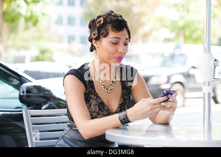 Donna che utilizza smart phone - USA Foto Stock