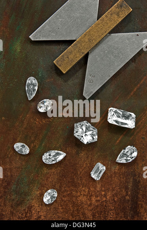 Alcuni diamanti su sfondo di cuoio e manometro Foto Stock