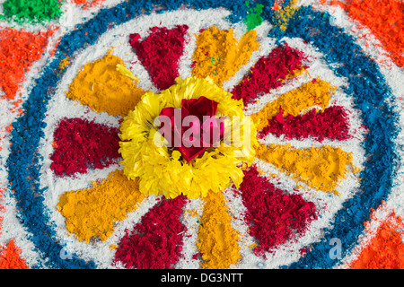 Dasara Rangoli festival di polvere colorata design e fiori in un Indiano street. Andhra Pradesh, India Foto Stock