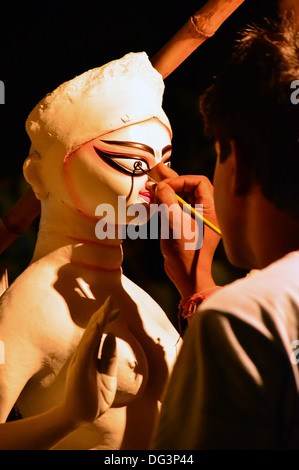 Idolo pittura, idolo rendendo, artista pittore, spazzola di vernice, Occhio dipinto, occhi Durga Pooja, Maa Durga, Bengali, Madre, Maa Foto Stock