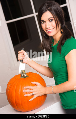 Donna preap Zucca di Halloween Foto Stock