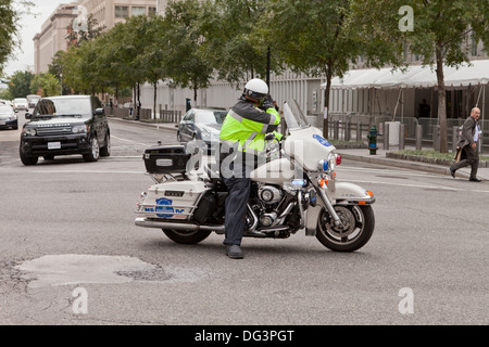 Motociclo poliziotto fermando il traffico - Washington DC, Stati Uniti d'America Foto Stock