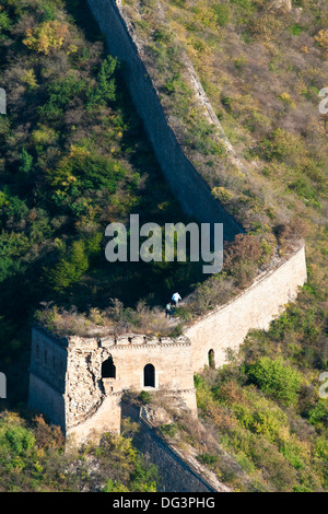 Gli escursionisti su un selvatico non ripristinati sezione della Grande Muraglia della Cina al Huanghua Cheng (Fiore giallo), Huairou, Cina Foto Stock