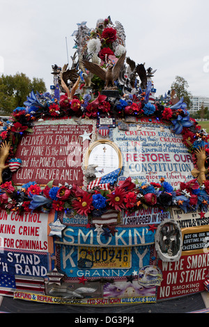 Minivan Linda Farley decorato con ornamenti politici e messaggi - Washington, DC USA Foto Stock