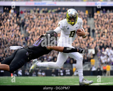 Seattle, Washington, Stati Uniti d'America. Xiii oct, 2013. Ottobre 12, 2013.Oregon Ducks quarterback Marcus Mariota #8 è portato verso il basso dal Washington Huskies linebacker John Timu #10 presso Husky Stadium di Seattle, WA.Oregon sconfigge Washington 45 - 24.George Holland / Cal Sport Media/Alamy Live News Foto Stock