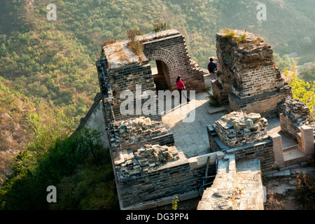 Weathered torre di guardia, il grande muro della Cina al Huanghua Cheng (Fiore giallo), Xishulyu, Jiuduhe Zhen, Huairou, Cina Foto Stock