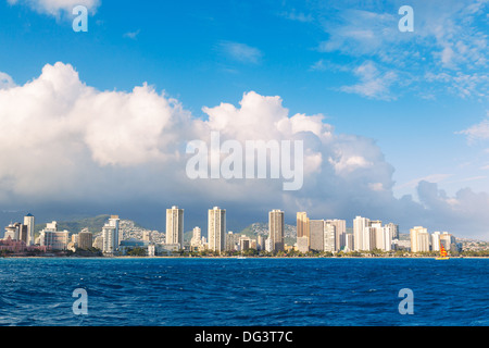 Vista sulla città di Honolulu Skyline da acqua, Waikiki Foto Stock