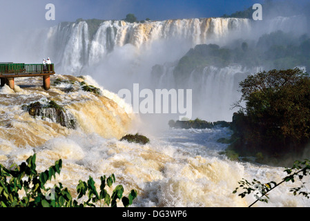 Il Brasile, Iguassu National Park : Turisti sulla piattaforma di osservazione apprezzando gli enormi volumi di acqua di Iguassu Falls