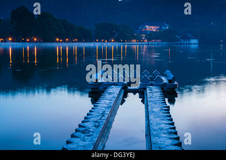 Lago Kandy e del Tempio del Sacro Dente reliquia (Sri Dalada Maligawa) di notte, Kandy, provincia centrale, Sri Lanka, Asia Foto Stock