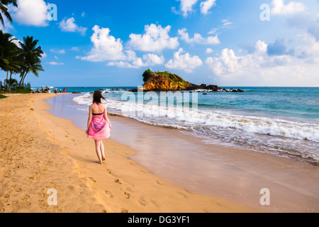 Tourist camminando lungo la spiaggia di Mirissa, South Coast, Sri Lanka, Asia Foto Stock