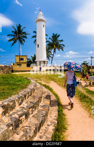 Visita turistica Galle faro nella città vecchia di Galle, Sito Patrimonio Mondiale dell'UNESCO, Sri Lanka, Asia Foto Stock