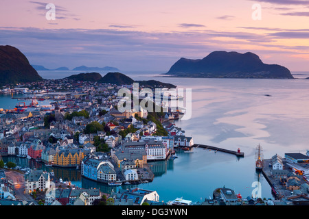 Vista in elevazione su Alesund accesa al crepuscolo, Sunnmore, More og Romsdal, Norvegia, Scandinavia, Europa Foto Stock