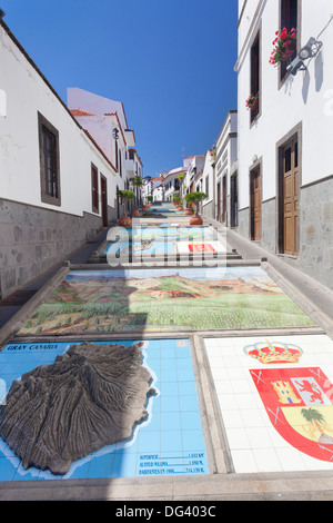 Le piastrelle di ceramica che mostra parti delle Isole Canarie, Firgas, Gran Canaria, Isole Canarie, Spagna, Europa Foto Stock