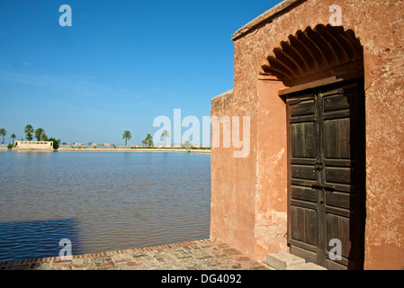 Bacino idrico risalente al XII secolo periodo Almohade e Pavilion, Giardini Menara, Marrakech, Marocco, Africa Settentrionale, Africa Foto Stock