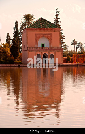 Bacino idrico risalente al XII secolo periodo Almohade e Pavilion, Giardini Menara, Marrakech, Marocco, Africa Settentrionale, Africa Foto Stock