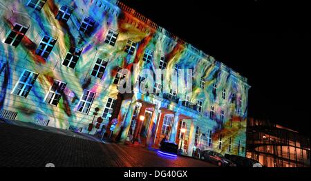 Berlino, Germania. Xiii oct, 2013. Il Palais am Festungsgraben è illuminata durante il "Festival delle Luci a Berlino, Germania, 13 ottobre 2013. Fino al 20 ottobre edifici e punti di riferimento sarà illuminato in occasione del festival. Foto: PAOLO ZINKEN/dpa/Alamy Live News Foto Stock