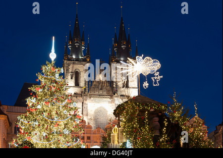 Albero di natale e decorazioni davanti a Tyn chiesa gotica, la Piazza della Città Vecchia, il sito UNESCO, Praga, Repubblica Ceca Foto Stock