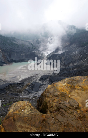 Hot vapore vulcanico rising in nubi del monsone da Kawah Ratu del monte Tangkuban Perahu,, Bandung, Java, Indonesia Foto Stock