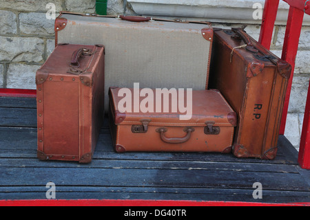 Il vecchio le valigie su un carrello ferroviario REGNO UNITO Foto Stock