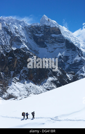 Trekking TRAVERSATA GHIACCIAIO sul Cho La Pass, con picco di Lobuche East dietro, il Parco Nazionale di Sagarmatha, UNESCO, Nepal, Himalaya Foto Stock