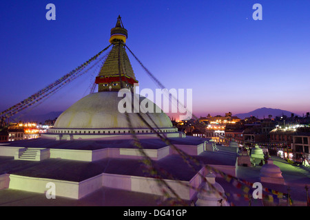 Stupa Boudhanath al tramonto, Sito Patrimonio Mondiale dell'UNESCO, Kathmandu, Nepal, Asia Foto Stock