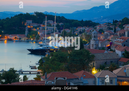 Vista sulla Città Vecchia al crepuscolo, Cavtat, Dubrovnik riviera, costa dalmata, Dalmazia, Croazia, Europa Foto Stock