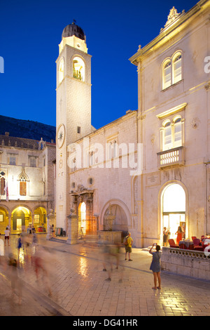 La torre dell Orologio e ristoranti al crepuscolo, Stradun, Sito Patrimonio Mondiale dell'UNESCO, Dubrovnik, costa dalmata, Dalmazia, Croazia, Europa Foto Stock